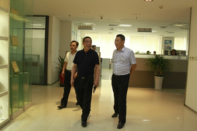 参观办公区1.jpg